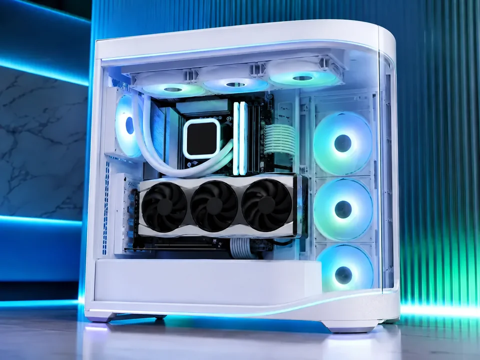 PC Gamer GCP Titan Ultra con componentes internos visibles